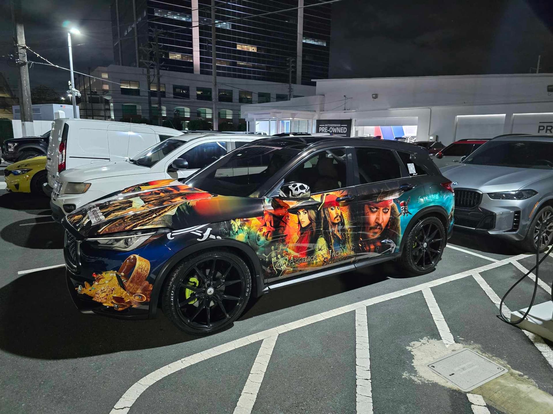 Zeigen Sie Flagge mit einer individuellen anime car wrap