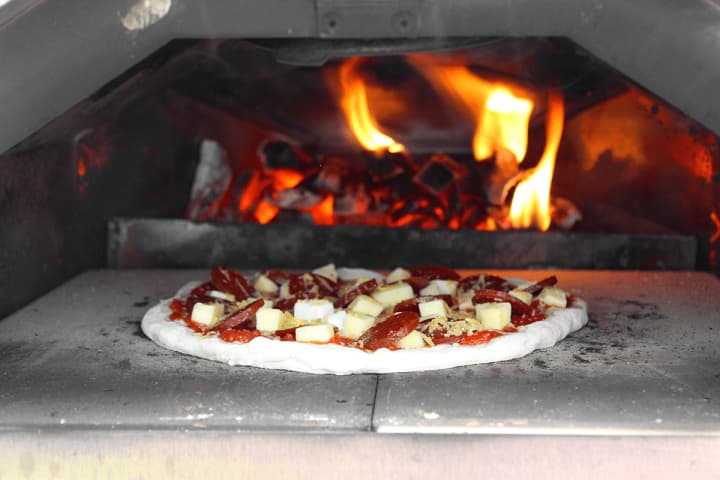 Mit dem Brotbackstein zum Pizzameister: Anleitung und Techniken