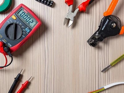 Prüfung ortsveränderlicher elektrischer Betriebsmittel: Sicherheit durch geschulte Experten