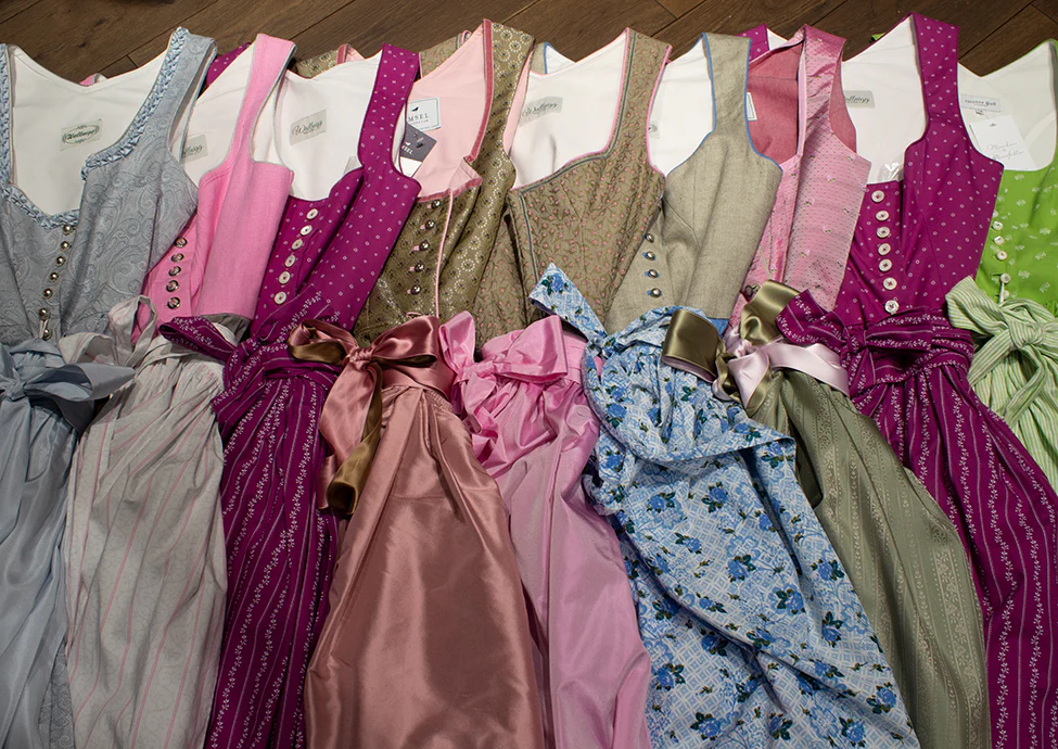 Dirndl Trends 2024: Entdecken Sie die Neuesten Modelle und Designs für Ihr Trachtenoutfit
