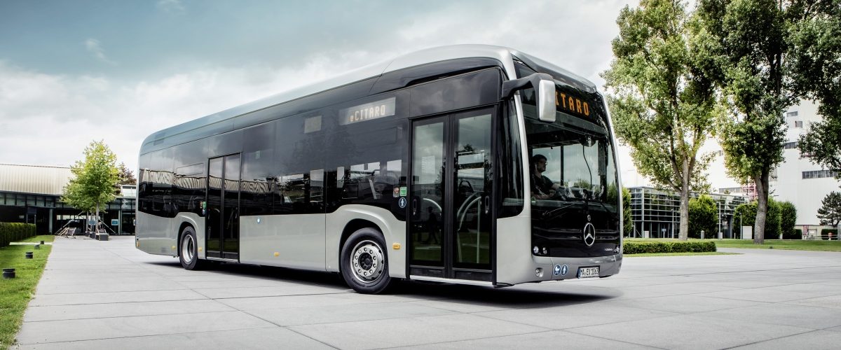 Neue umweltfreundliche Busse im Linienverkehr: Geschäftsführer Paul Kienberger betont die Bedeutung innovativer und zuverlässiger Technik mit dem neuen eCitaro für die E-Mobilität