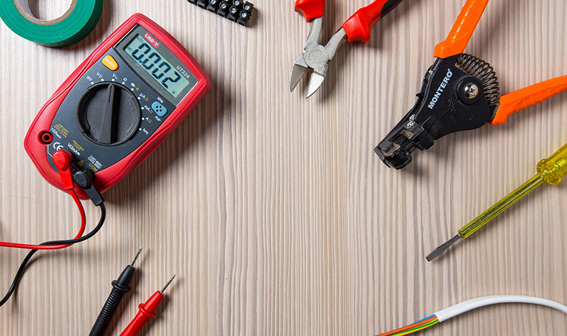 Prüfung ortsveränderlicher elektrischer Betriebsmittel: Sicherheit durch geschulte Experten