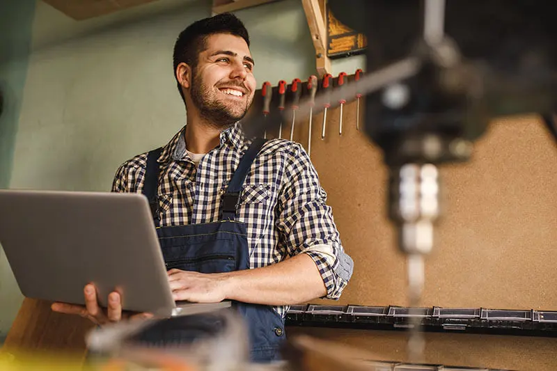 Finde Handwerker online: So sparst du Zeit und Geld